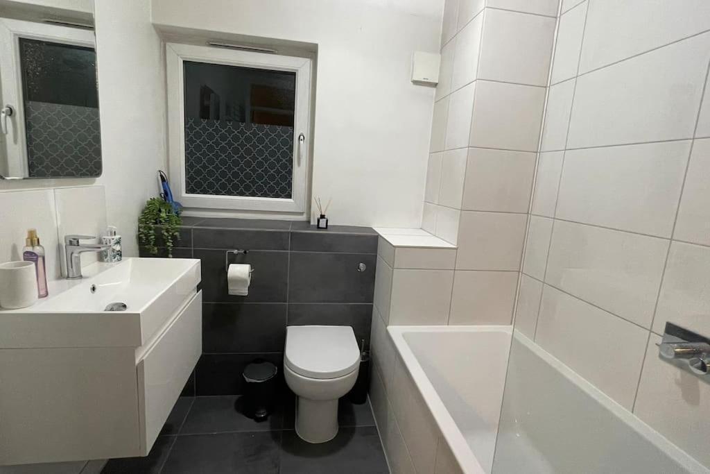 Cosy Flat For 4, Family Friendly, Private Parking, Close To Central Λονδίνο Εξωτερικό φωτογραφία